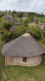 Cottage close-up, side view — Close-up of cottage exterior and thatch detail